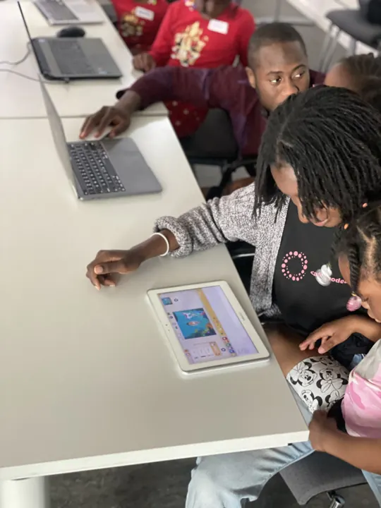 Junge Lernende mit Laptops und Tablets