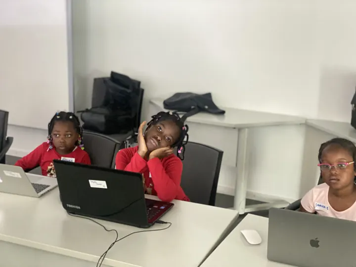Mädchen starten an ihren Laptops