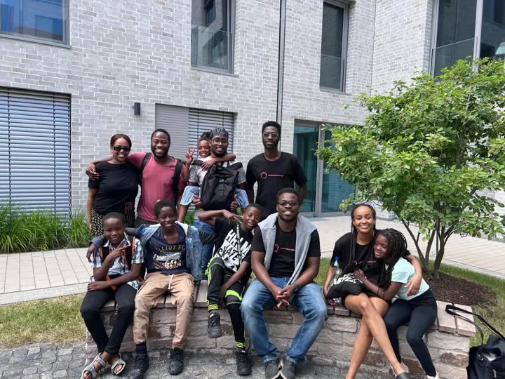 Unser Team und Schüler vor dem Workshop