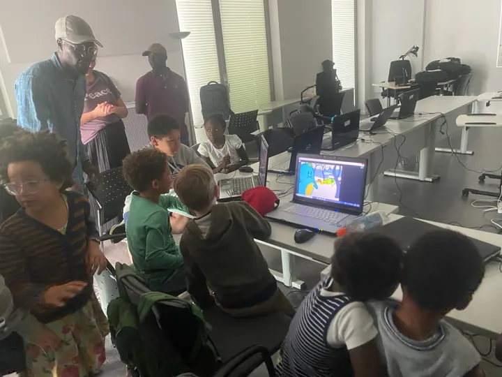 Ein selbst gebautes Scratch-Spiel wird präsentiert